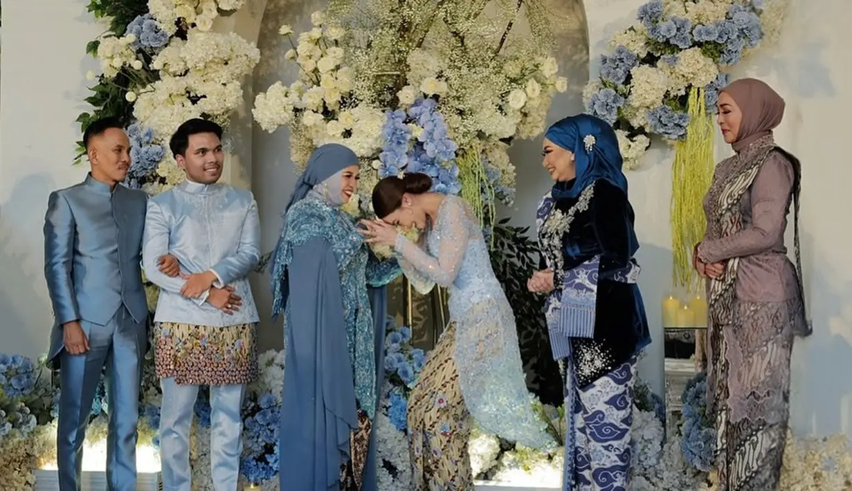 <p>Kedua calon besan ini masing-masing tampil dengan gaya santun namun terlihat mewah [@thariqhalilintar]</p>