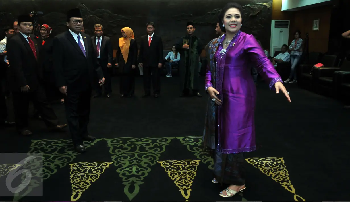 Wakil Ketua MPR RI, Oesman Sapta Odang dan anggota MPR dari kelompok DPD, GKR Ayu Koes Indriyah usai upacara Pengucapan Sumpah/Janji Anggota Pengganti Antarwaktu di Gedung Parlemen, Jakarta, Rabu (8/6). (Liputan6.com/Johan Tallo)