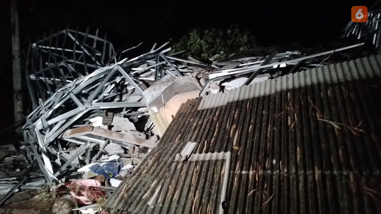 Dua rumah ambruk rata usai tergerus longsor tebing di Perumahan Tiara Regency, Desa Limbangan Kecamatan Sukaraja Kabupaten Sukabumi (Liputan6.com/Fira Syahrin).