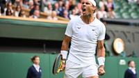 Petenis Spanyol Rafael Nadal merayakan kemenangan melawan Francisco Cerundolo dari Argentina pada&nbsp;putaran pertama Wimbledon 2022 di&nbsp;Centre Court, London barat daya,&nbsp;Selasa, 28 Juni. (foto: Glyn KIRK / AFP)