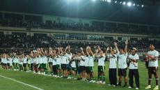 Para pemain dan ofisial dari PSS Sleman merayakan keberhasilan promosi dari Pegadaian Championship 2025/2026 bersama para fans di Stadion Maguwoharjo, Sleman, Minggu (3/5/2026). (Dok. PSS)