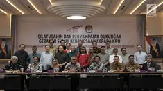 Ketua Gerakan Suluh Kebangsaan Mahfud MD dan sejumlah tokoh menggelar pertemuan dengan ketua serta komisioner KPU di Gedung KPU, Jakarta, Rabu (10/4). Kedatangan Gerakan Suluh Kebangsaan dalam rangka silaturahmi dan mendukung KPU mewujudkan Pemilu fair dan bermartabat. (merdeka.com/Iqbal S Nugroho)