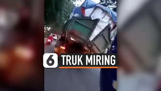 VIDEO: Truk Miring di Jalan Raya Medan Akibat Kelebihan Muatan