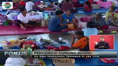 Di antara para pengungsi terdapat bayi berusia 2 bulan bernama Kadek Metha yang terpaksa ikut mengungsi.