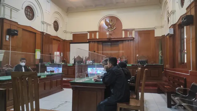 Sidang kasus penipuan dengan terdakwa Medina Zein di PN Surabaya. (Dian Kurniawan/Liputan6.com)