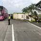 Sebuah bus mengalami kecelakaan maut terjadi di KM 712+400 jalur A Tol Surabaya - Mojokerto. (Dian Kurniawan/Liputan6.com)