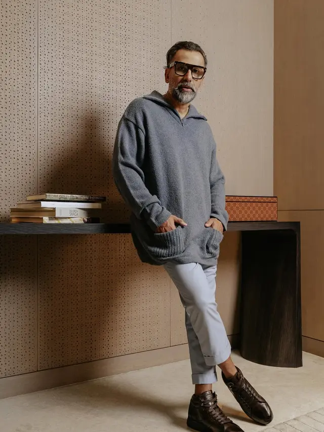 6 Inspirasi Outfit Jeremy Thomas di Usia 50-an, Enggak Kalah Stylish dari Anak Muda