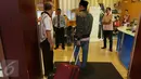 Cawagub DKI Jakarta, Djarot Saiful Hidayat saat masuk ke Emerald Sky Lounge di Terminal 2E Bandara Soetta, Tangerang Minggu (25/12). Bersama keluarga, dirinya akan berada di tanah suci Makkah selama 8 hari. (Liputan6.com/Fery Pradolo)