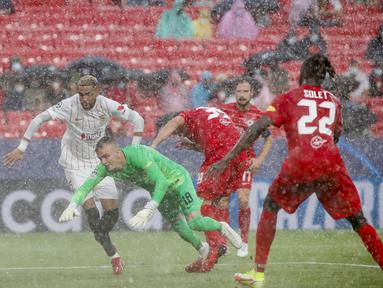 Laga Sevilla kontra RB Salzburg di Liga Champions berakhir sama kuat 1-1. (Foto: AP/Angel Fernandez)