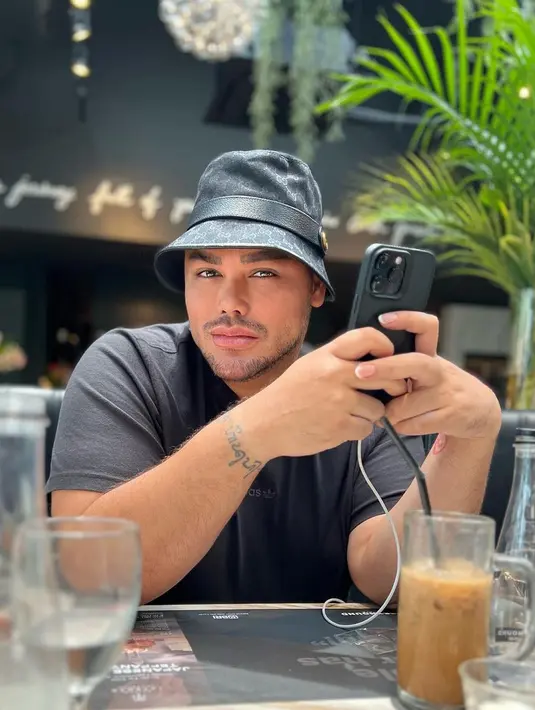 <p>Tampak lebih tebal, bibir Ivan Gunawan juga jadi sorotan netizen. Penampakan bibir Igun justru mengundang pro dan kontra. [Foto: Instagram/ivan_gunawan]</p>