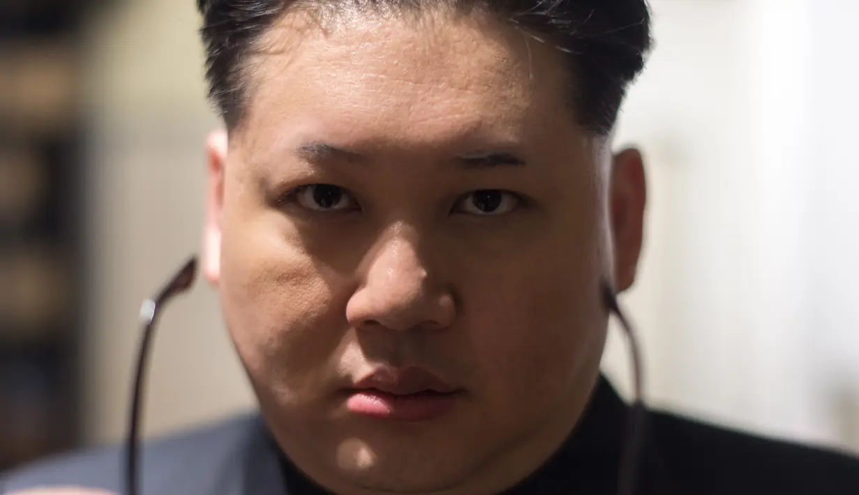 Howard X yang mirip Kim Jong-un bersiap memakai kaca mata di studionya di Hong Kong (7/6). Pertemuan bersejarah akan dilakukan antara Presiden AS Donald Trump dan Kim Jong-un. (AFP Photo/Anthony Wallace)