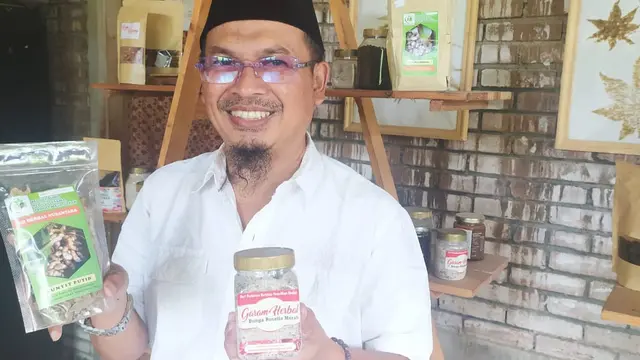 Pimpinan Pesantren Ekolgi Ath-Thaariq Garut Ustaz Ibang Lukman Nurdin menunjukan ragam bahan makanan yang berasal dari alam bebas dari bahan kimia yang membahayakan bagi tubuh.