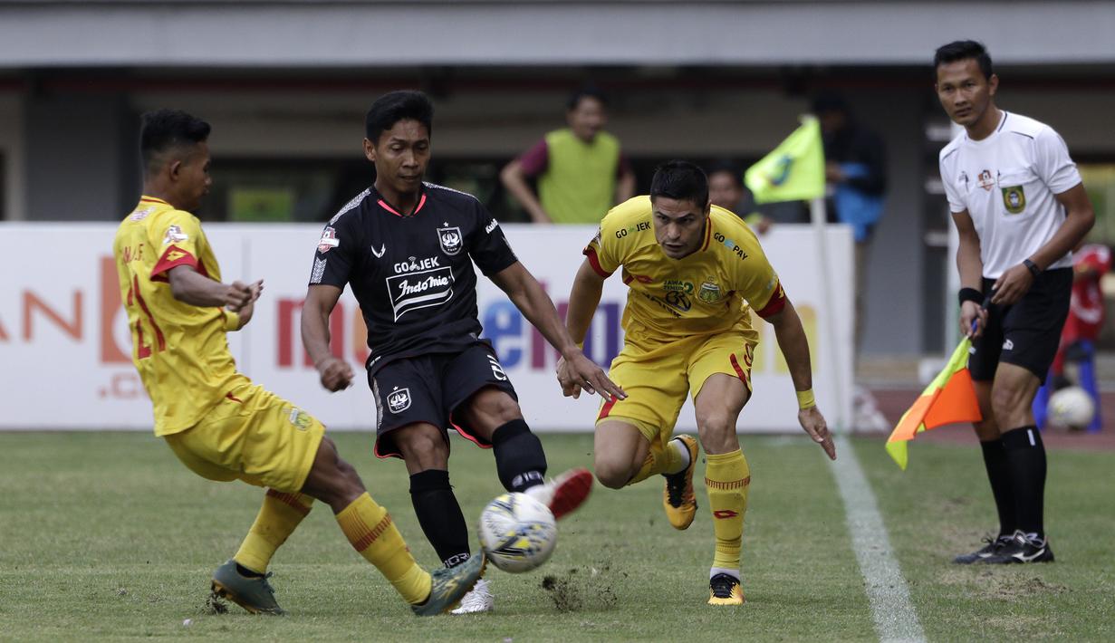 Bek PSIS Semarang, Soni Setiawan, berebut bola dengan pemain Bhayangkara FC pada laga Shopee Liga 1 di Stadion Patriot Chandrabhaga, Bekasi, Selasa (20/8). Bhayangkara bermain imbang 0-0 dengan PSIS. (Bola.com/Yoppy Renato)