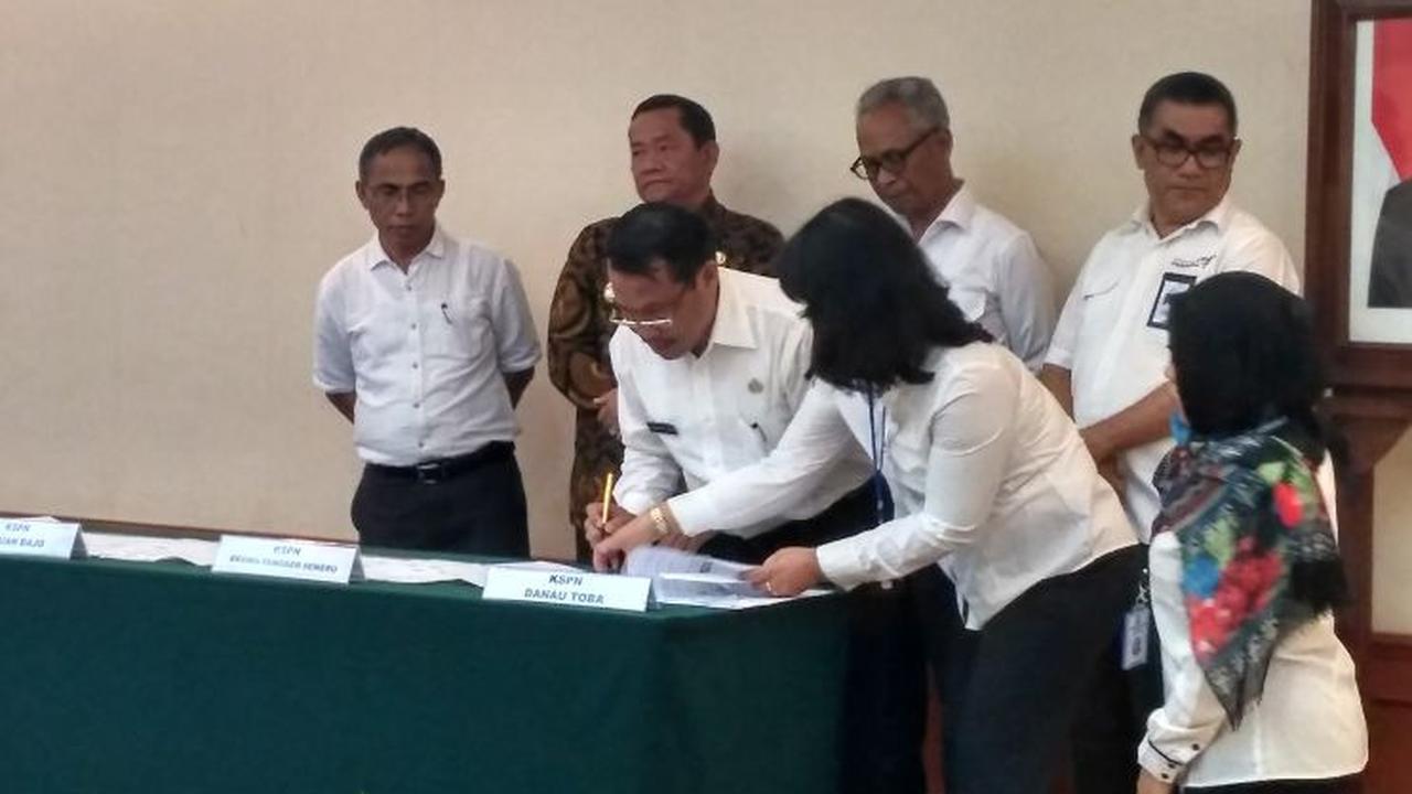 Kementerian PUPR menandatangi kesepakatan bersama (KSB) dan perjanjian kerjasama (PKS) dengan beberapa pemerintah daerah, Senin (29/5/2017). (Achmad/Liputan6.com)