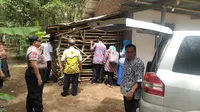 Evakuasi warga Kecamatan Klirong, Kebumen yang dipasung. (Foto: Liputan6.com/Polres Kebumen/Muhamad Ridlo)