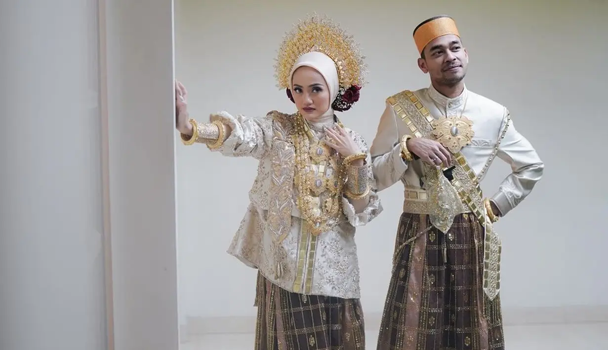Wafda pun diketahui telah resmi menikahi sang kekasih, Safira Kamila melalui unggahan di akun Instagram pribadinya. Pernikahan keduanya pun diketahui mengusung adat Bugis. (Liputan6.com/IG/@captureyourmoment_)