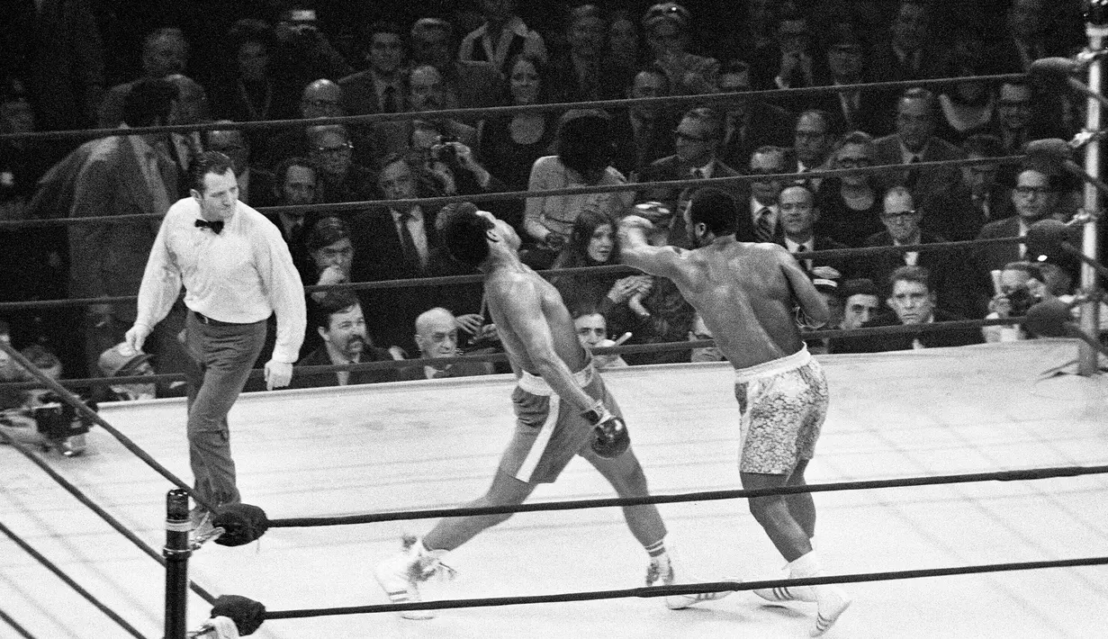 Muhammad Ali menghindar dari pukulan hook kiri dari lawannya Joe Frazier selama ronde pertama dalam turnamen tinju kelas berat di Madison Square Garden di New York, AS, 8 Maret 1971. (REUTERS/Action Images/MSI)