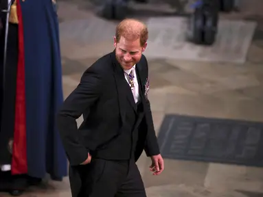 Pangeran Harry tiba untuk menghadiri upacara penobatan Raja Charles III dan Permaisuri Camilla Inggris, di Westminster Abbey, London, Sabtu (6/5/2023). (Phil Noble/Pool Photo via AP)