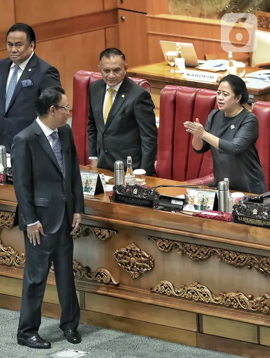 Ketua DPR Puan Maharani (kanan) memberi selamat kepada Calon Anggota BPK Periode 2022-2027 Ahmadi Noor Supit (depan) dalam rapat Paripurna DPR Ke-6 Masa Persidangan I Tahun Sidang 2022-2023 di Kompleks Parlemen, Senayan, Jakarta, Selasa (27/9/2022). (Liputan6.com/Angga Yuniar)
