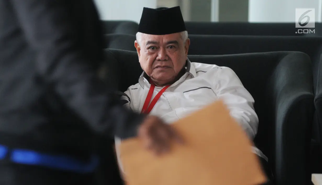 Anggota Komisi VII DPR RI, Nawafie Saleh berada di ruang tunggu sebelum menjalani pemeriksaan di Gedung KPK, Jakarta, Senin (24/9). Nawafie Saleh diperiksa sebagai saksi untuk tersangka mantan Sekjen Golkar Idrus Marham. (Merdeka.com/Dwi Narwoko)