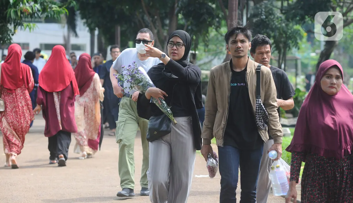 Ziarah makam menjadi momentum pengingat diri. (merdeka.com/Arie Basuki)