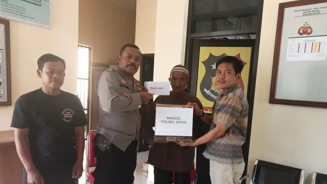 Aksi sosial Polsek Jepon bantu Mbah Tarman penjual pentol keliling di Blora. (Liputan6.com/Ahmad Adirin)
