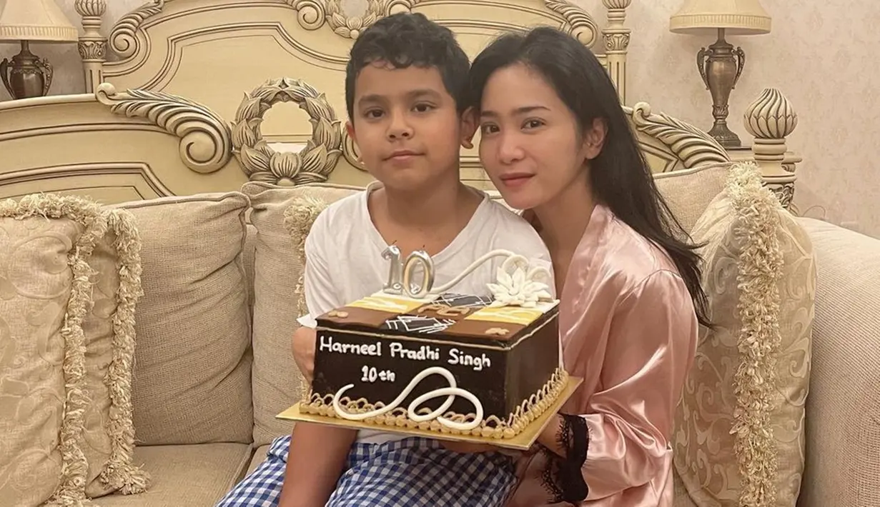 Baru-baru ini, Harmeel Pradhi Singh anak bungsu Bunga Zainal merayakan ulang tahunnya yang ke-10 tahun. Melalui akun media sosial pribadi, pemain film Wedding Proposal ini mengunggah momen bahagia saat merayakan ultah sang putra.(Liputan6.com/IG/@bungazainal05)