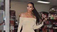 Kim Kardashian tunjukkan dapur dan pantry setelah dituding fans kulkasnya kosong. (dok.Instagram @kimkardashian/https://www.instagram.com/p/B6QgN6-AtvT/Henry)