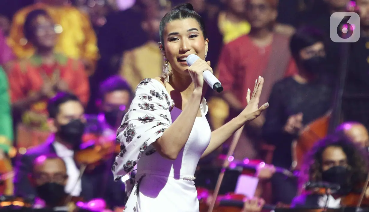 Penampilan penyanyi Christie dalam Konser Kebangsaan, Simfoni Insan Perhubungan, Bangkit Maju Bersama di Jakarta, Sabtu (6/8/2022). Christie membawakan lagu tentang transportasi seperti Bus, Naik Kereta Api dan Pesawatku. (Liputan6.com/Herman Zakharia)