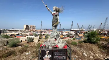 Sebuah patung perempuan terlihat di dekat Pelabuhan Beirut di Lebanon pada 20 Oktober 2020. Sejumlah seniman Lebanon membuat patung perempuan itu menggunakan puing-puing dari ledakan di Pelabuhan Beirut. (Xinhua/Bilal Jawich)