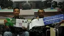 Menpora Imam Nahrawi (kiri) menunjukkan Blue Print dan Road Map saat jumpa pers terkait pembentukan tim transisi PSSI di kantor Kemenpora, Jakarta, Jumat (8/5/2015). Menpora mengumumkan sejumlah nama yang menjadi Tim Transisi. (Liputan6.com/Yoppy Renato)