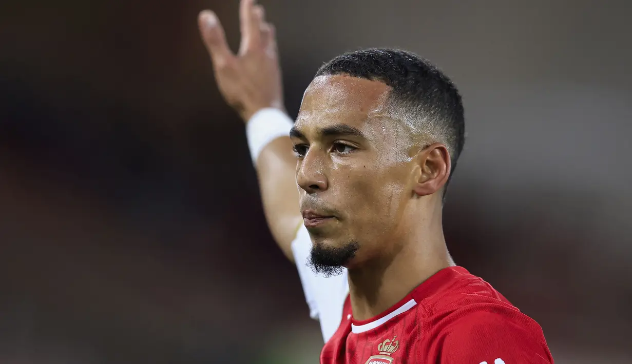 Bek tengah Jerman berusia 27 tahun milik West Ham United, Thilo Kehrer dipinjamkan ke AS Monaco selama setengah musim hingga 30 Juni 2024 dengan biaya peminjaman senilai 500 ribu euro. Hengkangnya sang pemain akibat terpinggirkan dalam skuad David Moyes musim ini, di mana ia baru tampil dalam 4 laga saja di Premier League. (AFP/Valery Hache)