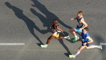 Sejumlah atlet berlari ketika ambil bagian dalam Vienna City Marathon 2018 yang digelar di Wina, Austria, Minggu (22/4). Acara lari maraton ini diikuti ribuan peserta dari berbagai negara. (AP Photo /Ronald Zak)