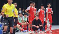 Irak terus berupaya mendominasi penguasaan bola dengan menerapkan powerplay. Tampak dalam foto, pelatih Timnas Futsal Indonesia, Hector Souto Vazquez (jongkok) saat memimpin skuad Garuda bertanding melawan Irak pada laga penyisihan Grup A Piala Asia Futsal 2026 di Indonesia Arena, Kompleks Gelora Bung Karno, Senayan, Jakarta, Sabtu (31/1/2026). (Bola.com/Bagaskara Lazuardi)
