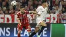 Pemain Bayern, Joshua Kimmich (kiri) berebut bola dengan pemain Sevilla, Joaquin Correa pada leg kedua perempat final Liga Champions di Allianz Arena stadium, Munich, (11/4/2018). Bayern lolos ke semifinal dengan agregat 2-1. (AP/Matthias Schrader)
