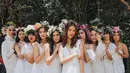 Tampil ala bohemian hippies, para bridesmaids aktris Mezty Mez tampil menawan berbalut gaun dress putih dengan mahkota bunga-bunga di kepala. Simple tapi unik! (Instagram/meztymez).