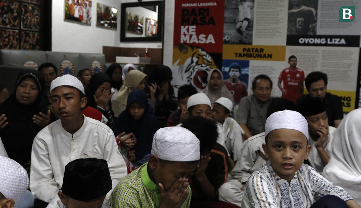 Sejumlah anak yatim doa bersama dengan sejumlah elemen Persija Jakarta saat acara syukuran di Kantor Persija, Jakarta. Acara ini merupakan peringatan hari jadi Persija ke-90. (Bola.com/Yoppy Renato)