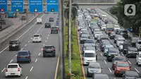 Kendaraan melintas di tol Semanggi, Jakarta, Sabtu (5/11/2022). Pemerintah berencana untuk mengimplementasikan bayar tol nontunai 'jarak jauh' atau nirsentuh mulai Desember 2022.  Sistem MLFF ini diharapkan bisa berjalan dengan baik dan dapat digunakan di seluruh ruas tol pada akhir 2023. Dengan demikian, maka pada 2024 semua ruas tol menggunakan sistem MLFF. (Liputan6.com/Faizal Fanani)