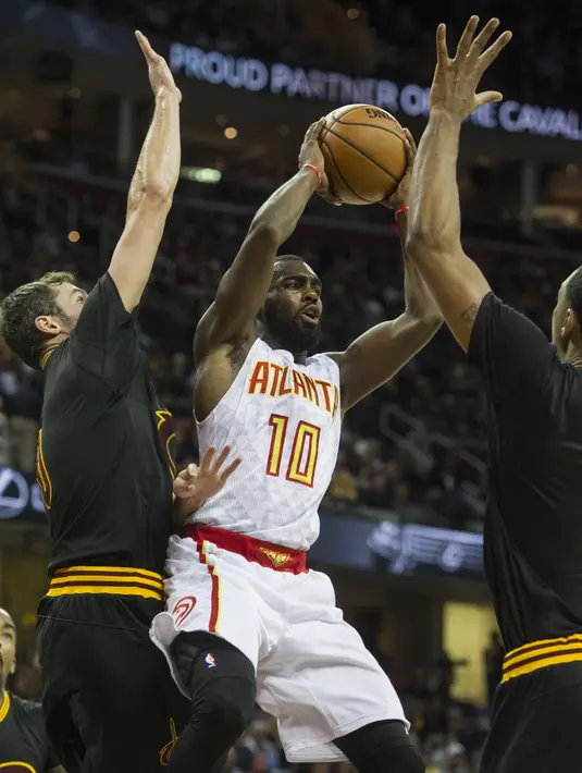 Pemain Cleveland Cavaliers berusaha meredam pergerakan pemain Atlanta Hawks, Tim Hardaway Jr, pada laga NBA musim reguler 2016-2017 di Quicken Loans Arena, Rabu (9/11/2016) WIB. (AP Photo/Phil Long)