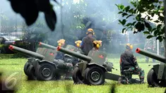 Personel TNI AD melakukan gladi bersih untuk menyambut kedatangan Raja Salman bin Abdulaziz di Istana Bogor, Rabu (1/3). 21 dentuman meriam dan kibaran bendera kedua negara mewarnai sambut Raja Salman di Kota Bogor. (Liputan6.com/Helmi Fithriansyah)