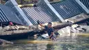 Kegiatan ini merupakan bagian dari upaya pengendalian spesies invasif di perairan Jakarta yang dinilai mengganggu keseimbangan ekosistem. Tampak dalam foto, personel TNI AL saat operasi penangkapan ikan sapu-sapu di perairan kawasan Setu Babakan, Jakarta Selatan, Selasa (5/5/2026). (merdeka.com/Arie Basuki)