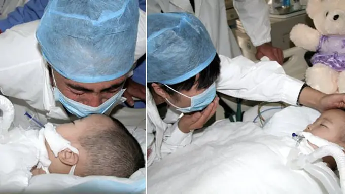 Ayah dan bibi Xiwang memberi kecupan terakhir (c) Beijingshots