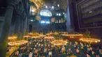 Jemaah mengenakan masker dan menerapkan jaga jarak untuk menghindari penularan COVID-19 saat melaksanakan salat Idul Adha di Hagia Sophia, Istanbul, Turki, Jumat (31/7/2020). Ini merupakan salat Idul Adha pertama di Hagia Sophia setelah dialihfungsikan dari museum menjadi masjid. (Pool via AP)