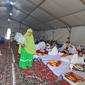 Sejumlah calon haji melakukan kegiatan baca Al-Qur'an, zikir, hingga salat sunah di dalam tenda saat menunggu waktu wukuf di Arafah. (Liputan6.com/Mevi Linawati)
