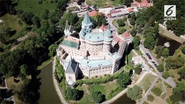 Negara Slovakia memiliki objek wisata yang menyerupai Istana Cinderella. Objek wisata ini bernama Kastil Bojnice dan sering dijadikan sebagai latar belakang film.