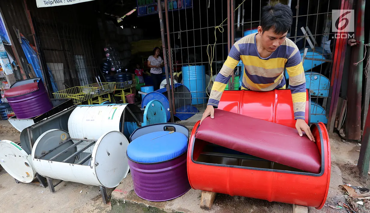 Pekerja sedang memasang bantalan kursi drum bekas di industri kecil Ali Kreatif, Parung Bogor, Selasa (30/1). Industri yang beromset 20 juta rupiah setiap minggunya juga memproduksi tempat sampah, lemari hingga meja. (Liputan6.com/Fery Pradolo)