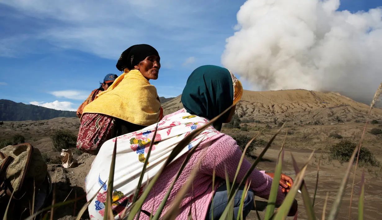 Warga suku Tengger beristirahat sebelum mengikuti upacara Kasada di gunung Bromo, Probolinggo, Rabu (20/7). Perayan Kasada suku Tengger Bromo akan digelar 20 - 21 Juli 2016. (REUTERS / Beawiharta)