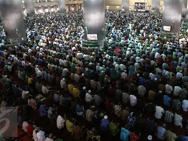 Umat muslim melaksanakan salat Jumat terakhir pada bulan Ramadan 1437 H di Masjid Istiqlal, Jakarta, Jumat (7/1). Bulan Ramadan merupakan momentum bagi umat Islam untuk memperbanyak ibadah. (Liputan6.com/Faizal Fanani)