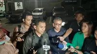 Pengacara Bernard Abdul Jabbar, Azis Januar Saat Diwawancarai Tentang Rencana Penagguhan Penahanan Klinennya Atas Kasus Dugaan Penganiayaan Terhadap Relawan Jokowi, Ninoy Karundeng di Mapolda Metro Jaya, Jakarta, Rabu (9/10/2019). (Foto: Yopi Makdori/Liputan6.com)