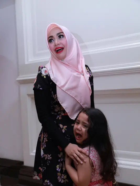 "Diet mayo ketat kan 13 hari," ungkap Eddies Adelia di TPU Kemang, Jaticempaka, Bekasi, Senin (11/1/2016). (Galih W. Satria/Bintang.com)